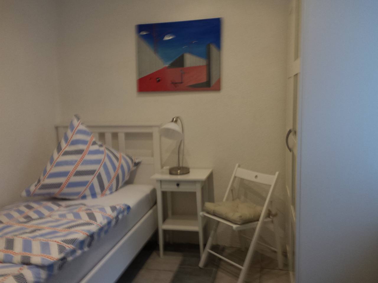 Ferienwohnung Blieskastel-Altstadt, Schlafzimmer mit Einzelbett und Sat-TV